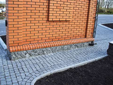 Бруківка колота і бордюр